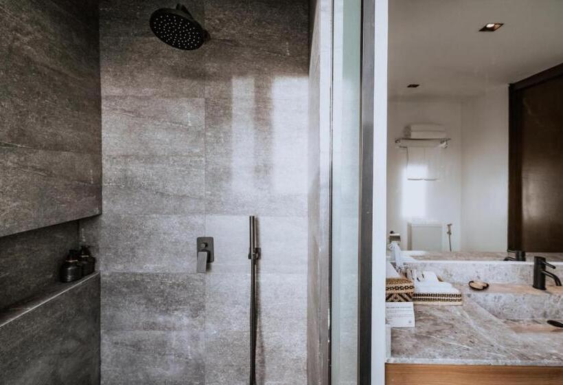 اتاق استاندارد, The Funny Lion   Coron