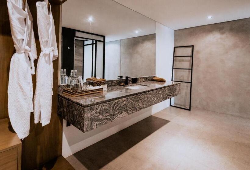 اتاق استاندارد, The Funny Lion   Coron