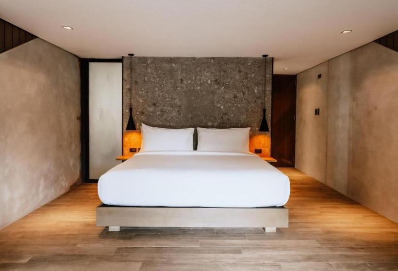 اتاق استاندارد, The Funny Lion   Coron