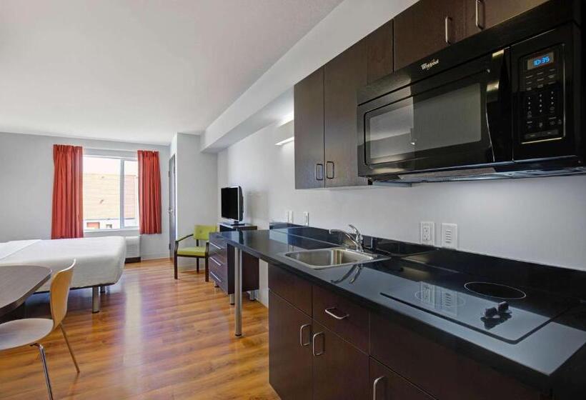 חדר דחוקס עם מיטת קינג, Motel 6 Airdrie