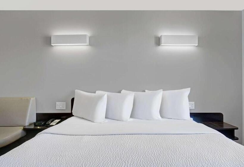 带大床的豪华间, Motel 6 Airdrie