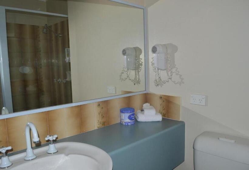 Quarto Familiar, Excelsior Motor Inn