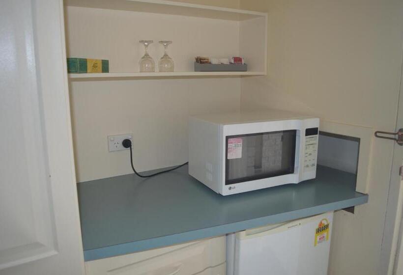 Quarto Familiar, Excelsior Motor Inn