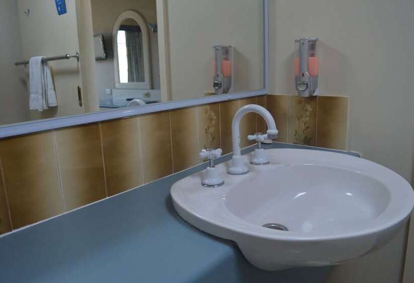 Quarto Familiar, Excelsior Motor Inn