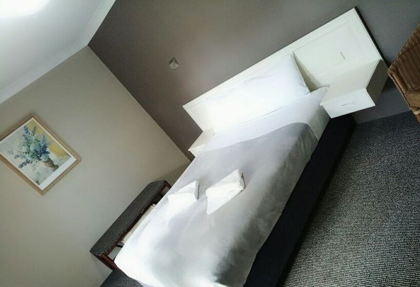 Quarto Familiar, Excelsior Motor Inn