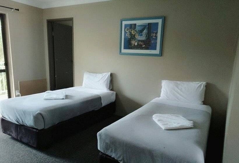 Quarto Familiar, Excelsior Motor Inn