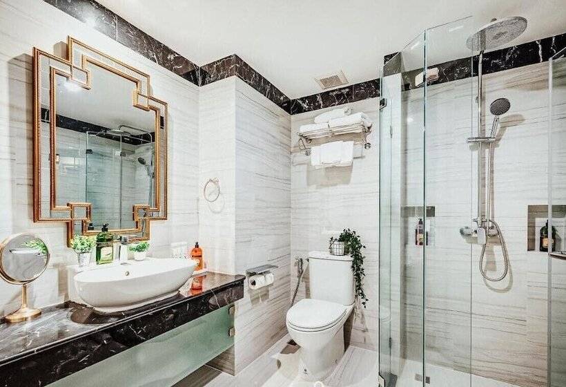 Deluxe Room King Size Bed