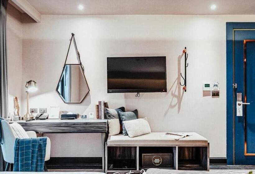 اتاق لوکس سه تخته, Vince Hotel Pratunam