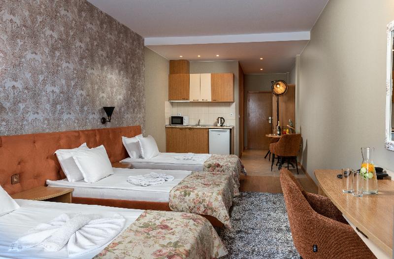 اتاق استاندارد سه نفره, Avenue