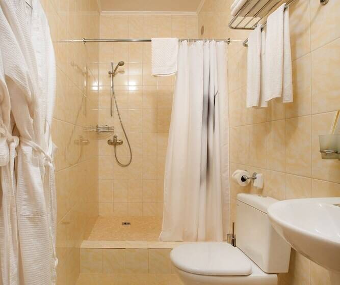 جناح جونيور, Aist