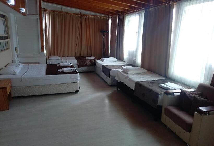 Standard Quadruple Room, Behram