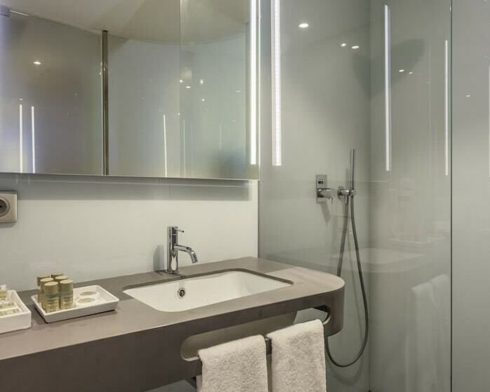 اتاق استاندارد سه نفره, Timbre Heroismo