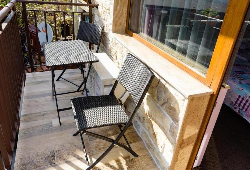 חדר סטנדרט, Kirios