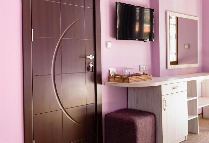 חדר סטנדרט לשלושה עם טרסה, Kirios