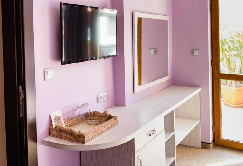 חדר סטנדרט לשלושה עם טרסה, Kirios