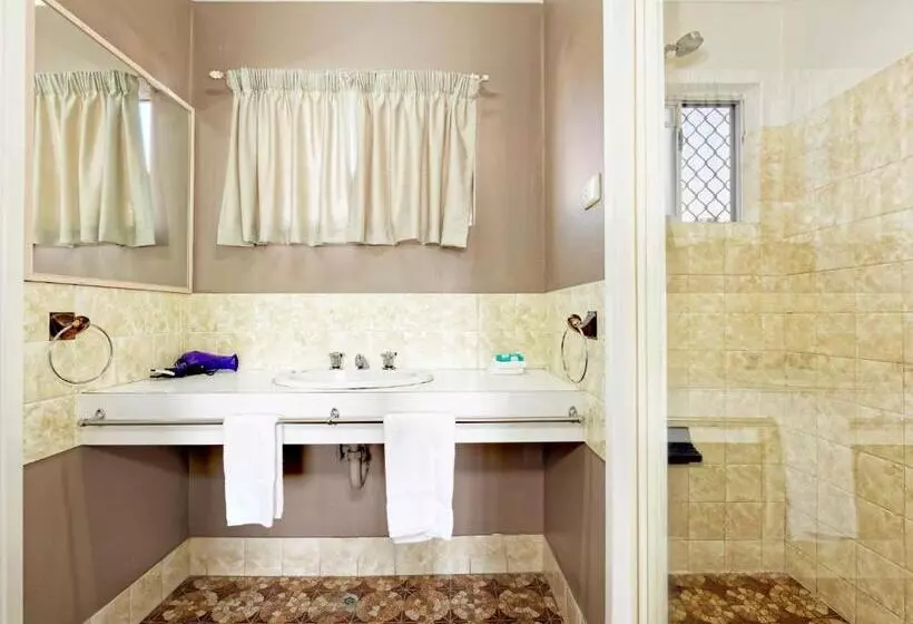 اتاق اجرایی با تخت بزرگ, Riviera Motel Bundaberg