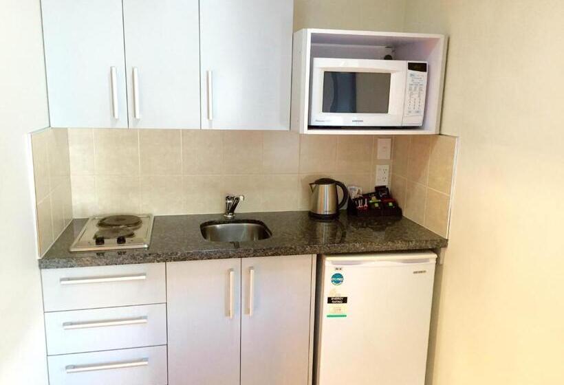 استودیوی استاندارد, Alpha Motel