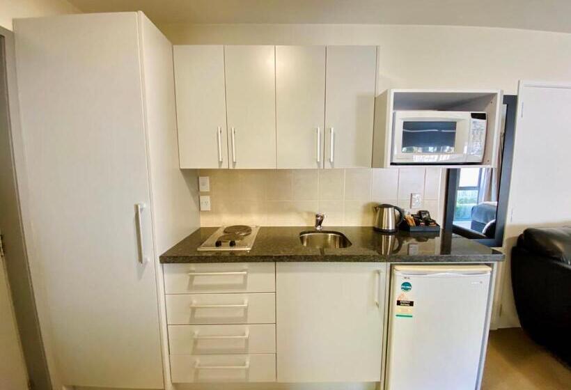 استودیوی استاندارد, Alpha Motel