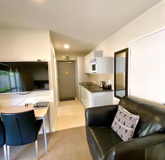 استودیوی استاندارد, Alpha Motel