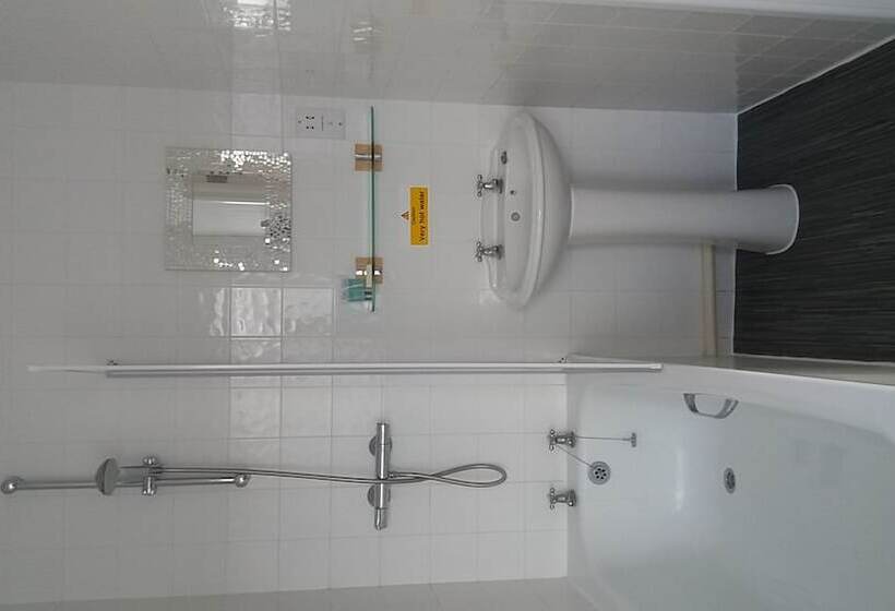 اتاق کلاسیک, The Haymaker Inn