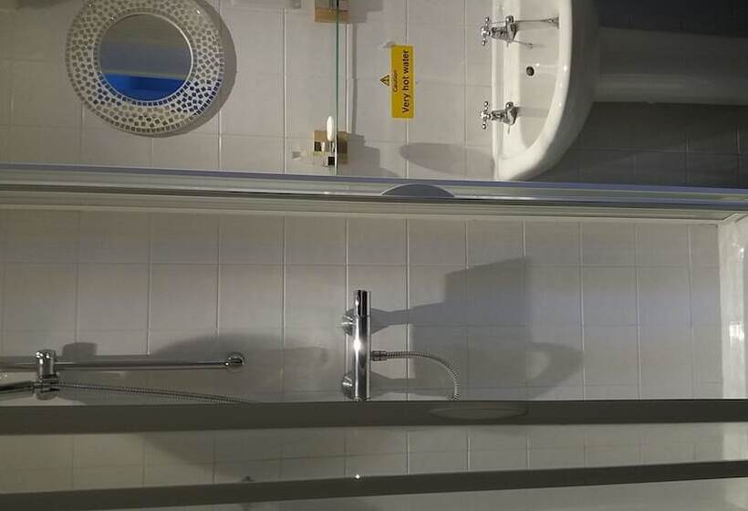 اتاق کلاسیک, The Haymaker Inn