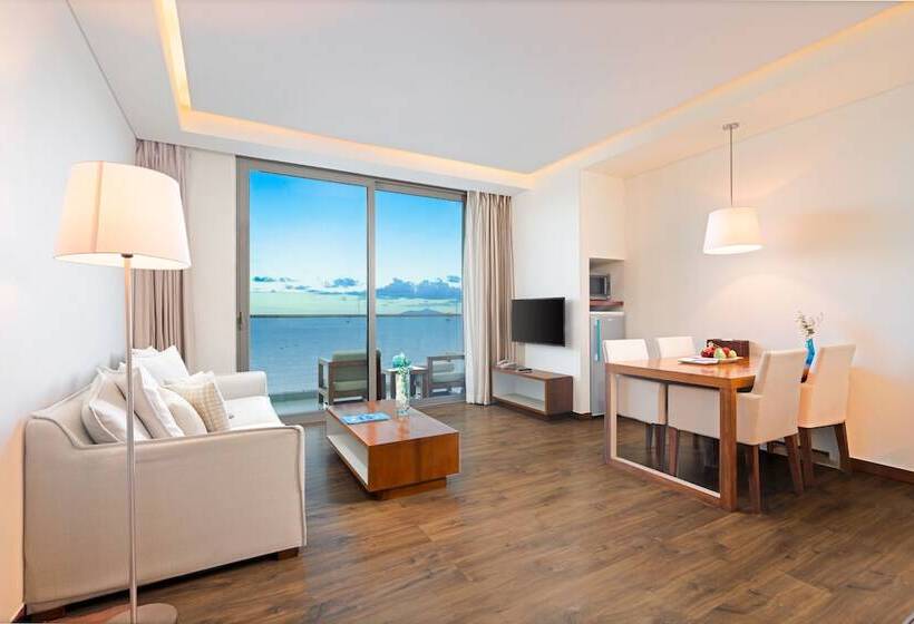 2 Bedrooms Suite Sea View, A La Carte Da Nang Beach