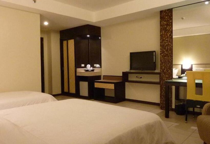 اتاق لوکس سه تخته, Circle Inn  Iloilo City Center