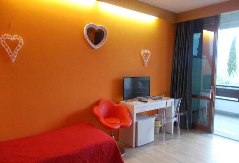 Семейный Номер, Laura Christina