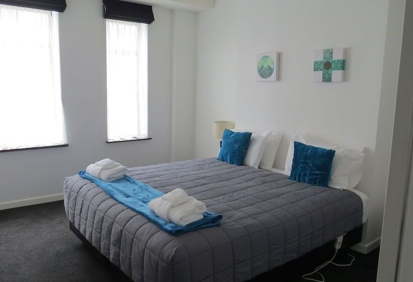 家族用アパートメント, Law Courts