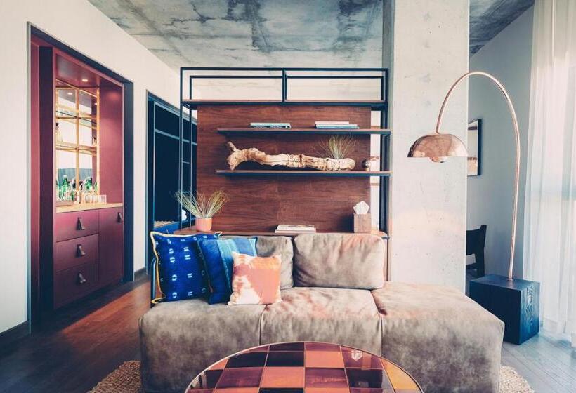 Lüks Süit, South Congress