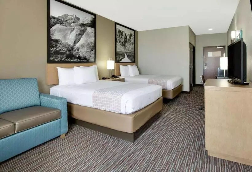 سوئیت برای معلولان, Spark By Hilton Midland South