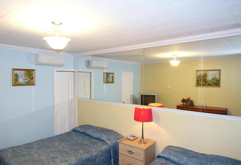 带2个双人床的标准工作室, Motel Pierre