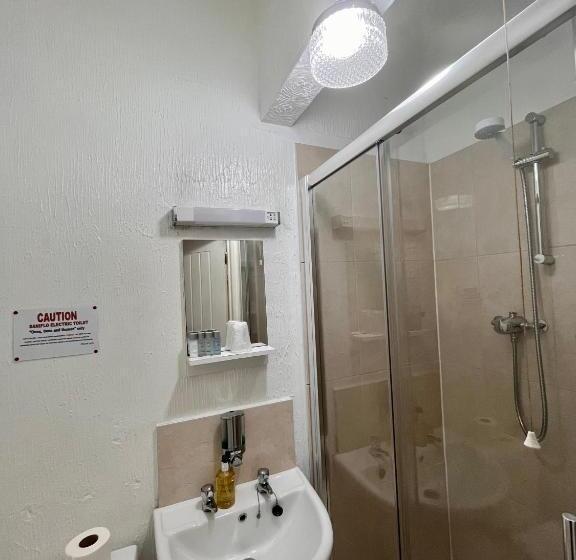 חדר אקונומי, Tusker Lodge