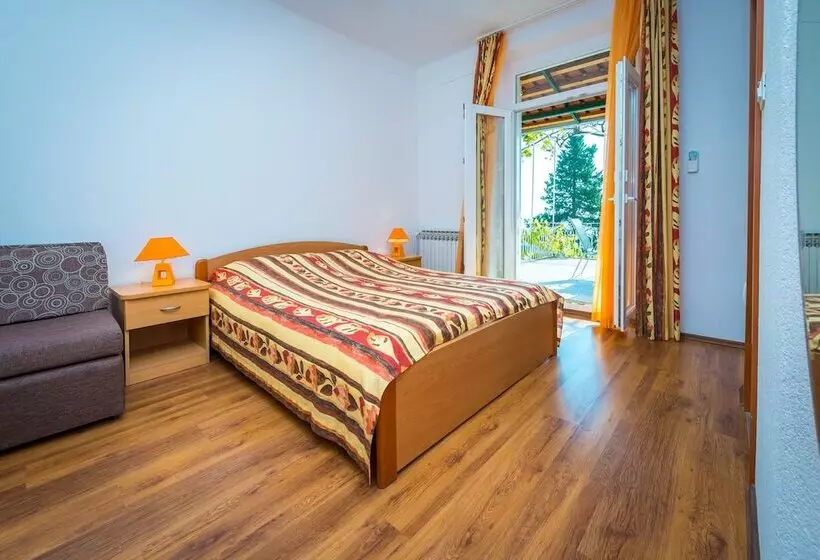 اتاق استاندارد با تراس و چشم‌انداز دریا, Villa Carmen Rooms & Apartments
