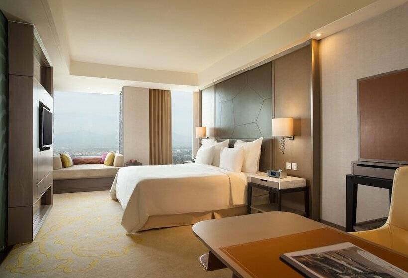 Номер Premium Вид на Гольф, Intercontinental Bandung Dago Pakar, An Ihg