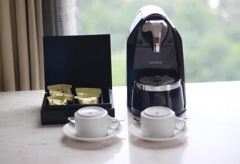 Номер Premium Вид на Гольф, Intercontinental Bandung Dago Pakar, An Ihg