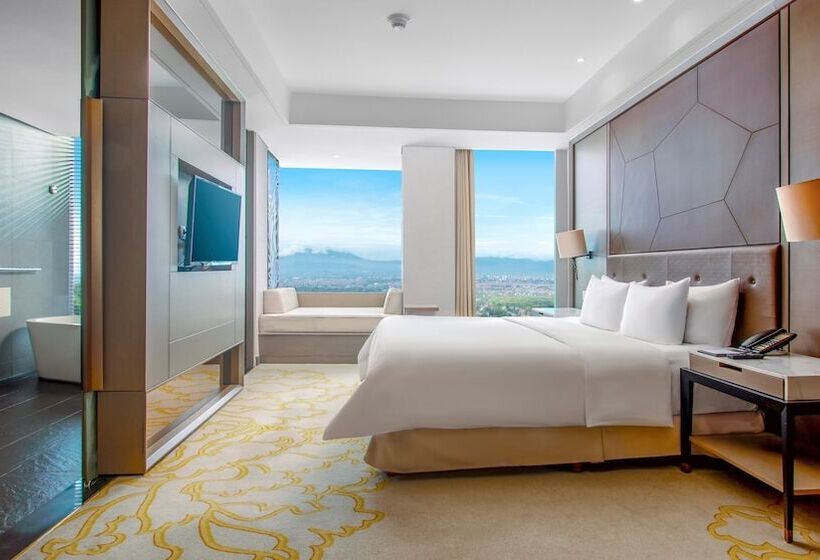 Номер Premium Вид на Гольф, Intercontinental Bandung Dago Pakar, An Ihg