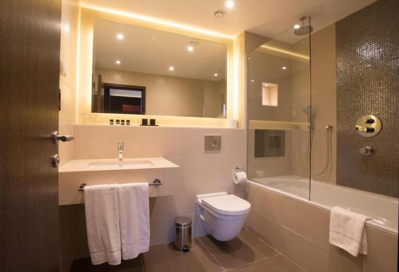 Номер Deluxe, St George S Hotel   Wembley