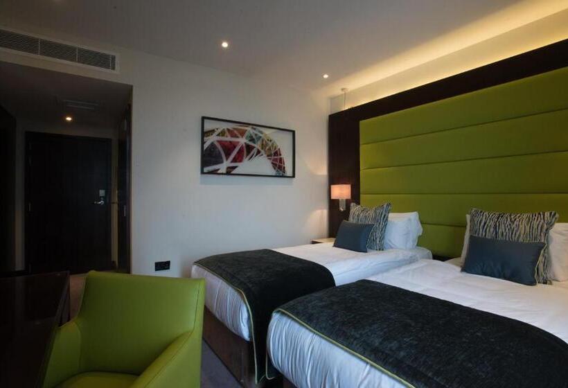 Номер Deluxe, St George S Hotel   Wembley