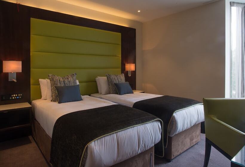 Номер Deluxe, St George S Hotel   Wembley