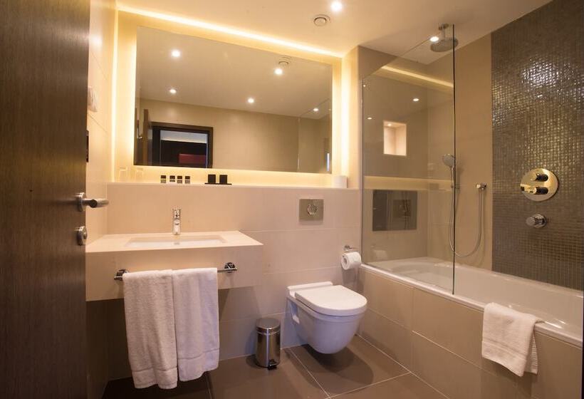 Номер Deluxe, St George S Hotel   Wembley
