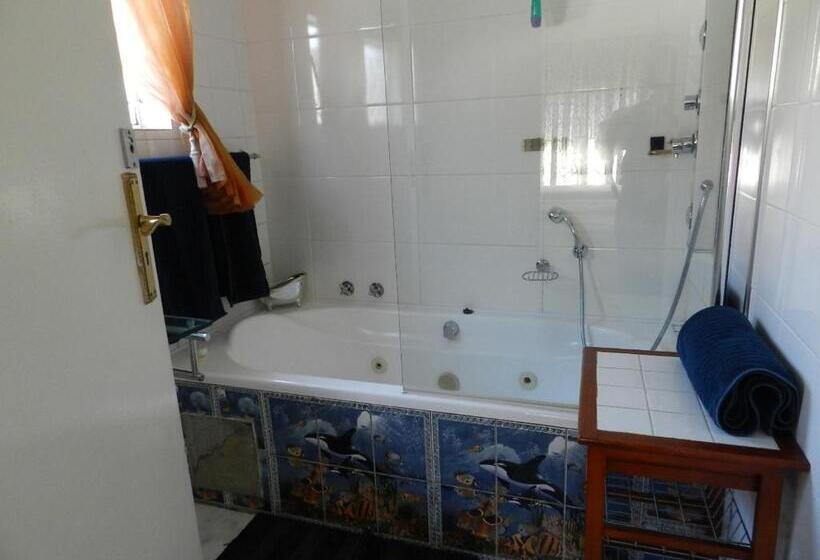 חדר דלוקס לשלושה, Sleepers Villa Guesthouse