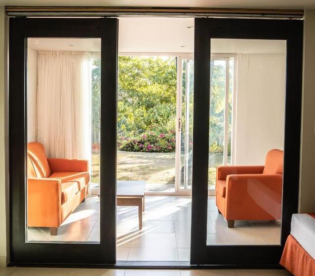 اتاق سوپریور سه تخته, Mount Irvine Bay Resort