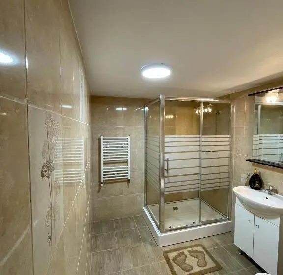 スタンダードトリプルルーム, Pensiunea Moeciu Casa Wiarusti