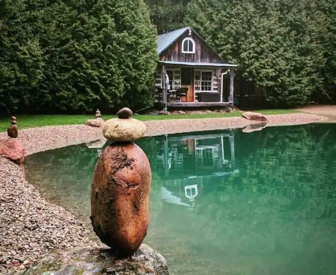 Standard-huone Järvinäkymä, A Rustic Cabin In The Woods