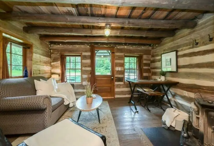 Standard-huone Järvinäkymä, A Rustic Cabin In The Woods