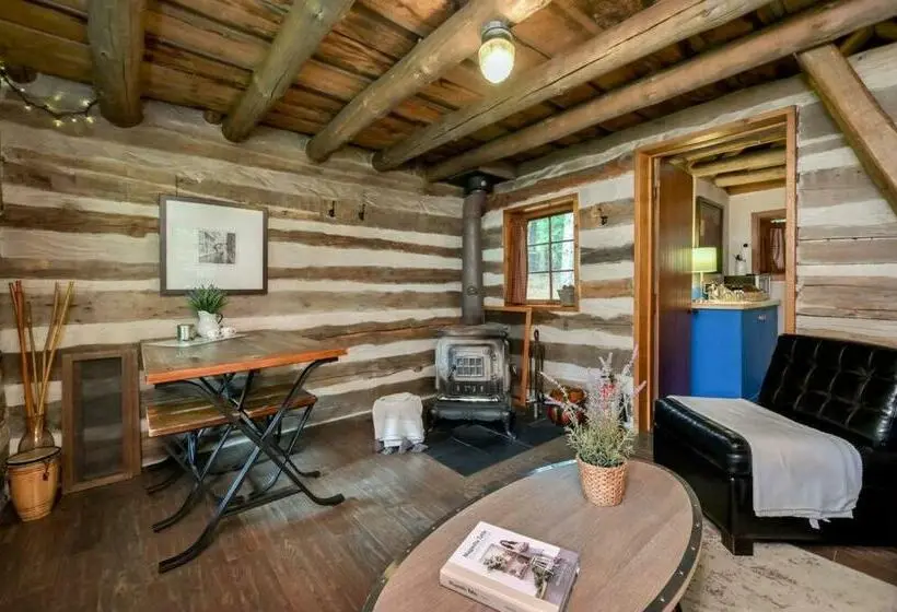 Standard-huone Järvinäkymä, A Rustic Cabin In The Woods