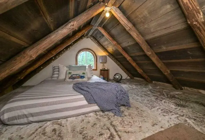 Standard-huone Järvinäkymä, A Rustic Cabin In The Woods