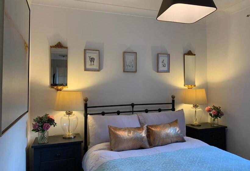 小室, Thorn House B&b