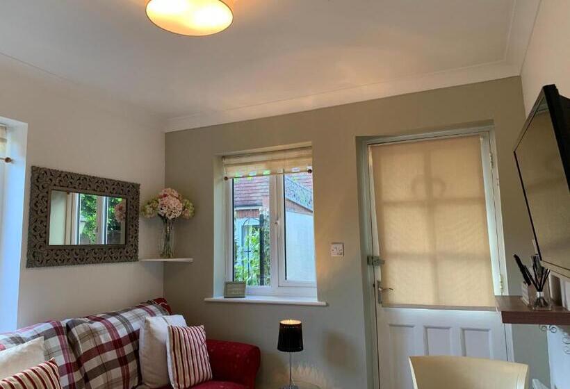 小室, Thorn House B&b